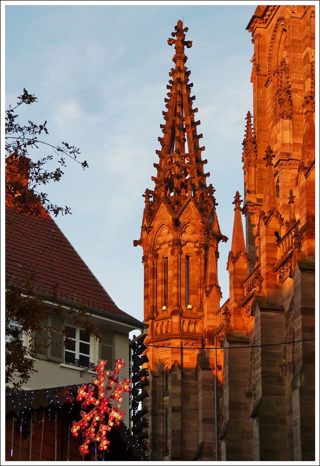 . Die untergehende Sonne taucht die protestantische Stephanskirche (Temple Saint-tienne) in Mulhouse in ein ganz besonderes Licht. 10.12.2013 (Jeanny)