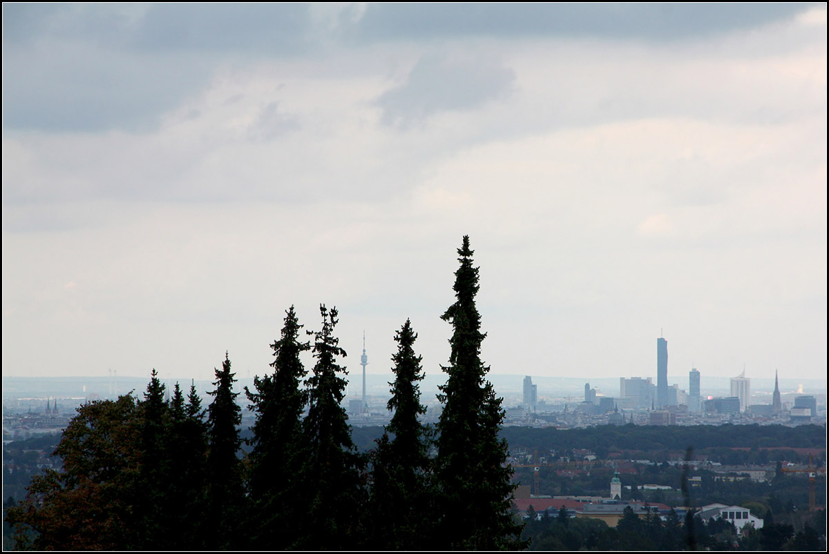 . Die Wiener Skyline im Hintergrund -

Ausblick von der Wotrubakirche in Wien-Liesing. In Bildmitte der Donauturm, rechts die Donaucity und nah am rechten Rand der Stephansdom. 

08.10.2016 (M)