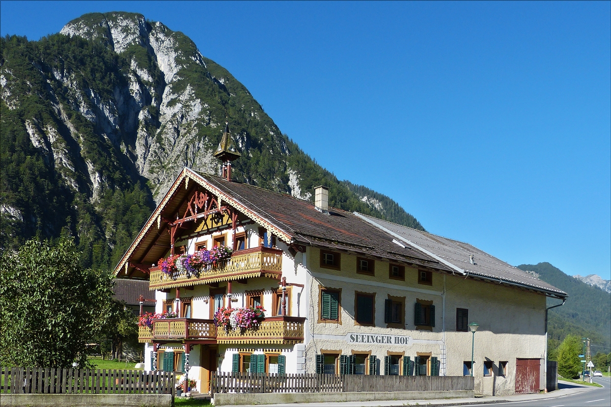 . Dieser  SEEINGER HOF  ist mir an der Strae von Maurach nach Pertisau am 25.08.2016 aufgefallen.