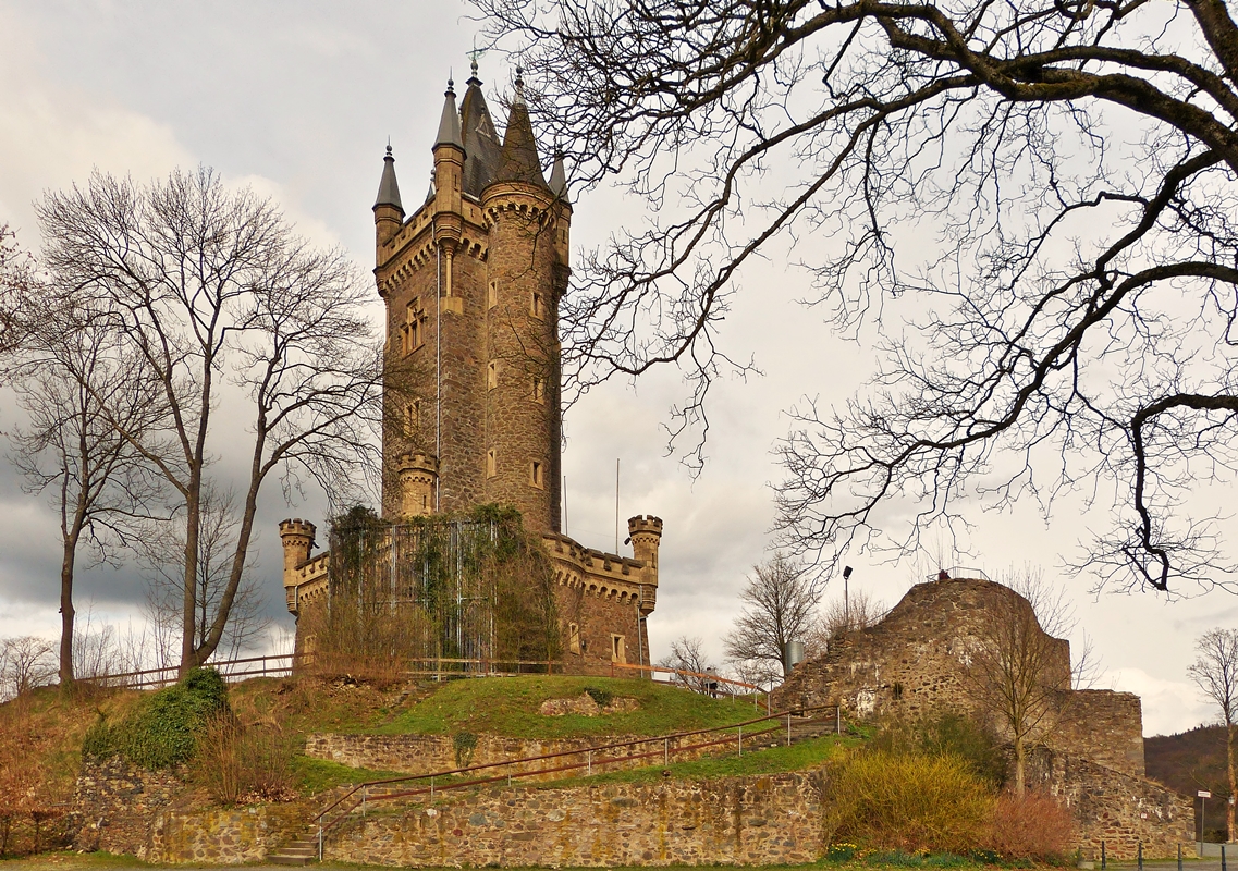 . Dillenburg - Der Wilhelmsturm, das Wahrzeichen der Oranierstadt Dillenburg. 23.03.2014 (Jeanny)

In den Jahren 1872 bis 1875 wurde der Wilhelmsturm auf dem ehemaligen oberen Schlosshof nach Plnen des Baumeisters Friedrich Albert Cremer mit deutsch-niederlndischer Untersttzung errichtet. Von den Gesamtbaukosten in Hhe von 29.122 Talern trug allein die Prinzessin Marianne von Oranien-Nassau mit 18.000 Talern den grten Teil. Mit diesem Turm wollte man Wilhelm I. von Oranien, der 1533 hier geboren wurde, ein bleibendes Denkmal errichten. Ein moderner Kritiker umschrieb den Turm als eine  Mischung aus romantischer Zweckberechnung mit einem monumentalen architektonischen Grundgedanken .

Heute befindet sich im Inneren des Turms ein Museum, das vorwiegend Objekte zur Geschichte der Huser Nassau und Oranien-Nassau prsentiert: das Leben Wilhelms von Oranien, berhmte Nassauer in der europischen Geschichte, die Verbindung Nassau-Dillenburgs zum niederlndischen Knigshaus und den Festungsbau in der frhen Neuzeit am Beispiel der  Dillenburg . Im Kellergewlbe befindet sich die ehemalige unterirdische Verteidigungsanlage. Die Kasematten, die im vergangenen Jahrhundert freigelegt wurden, knnen whrend einer Fhrung besichtigt werden. Fr die Geschichte des Schlosses, seine Zerstrung und den Bau des Turmes wurde eine virtuelle Animation erstellt, die man vor Ort betrachten kann.

Der Wilhelmsturm dient dem Standesamt Dillenburg als Rumlichkeit fr Eheschlieungen.

Im Jahr 2008 musste der Turm fr die ffentlichkeit geschlossen werden, weil er nicht mehr den Brandschutzrichtlinien entsprach. Die Stadt musste eine Auentreppe anbringen.
