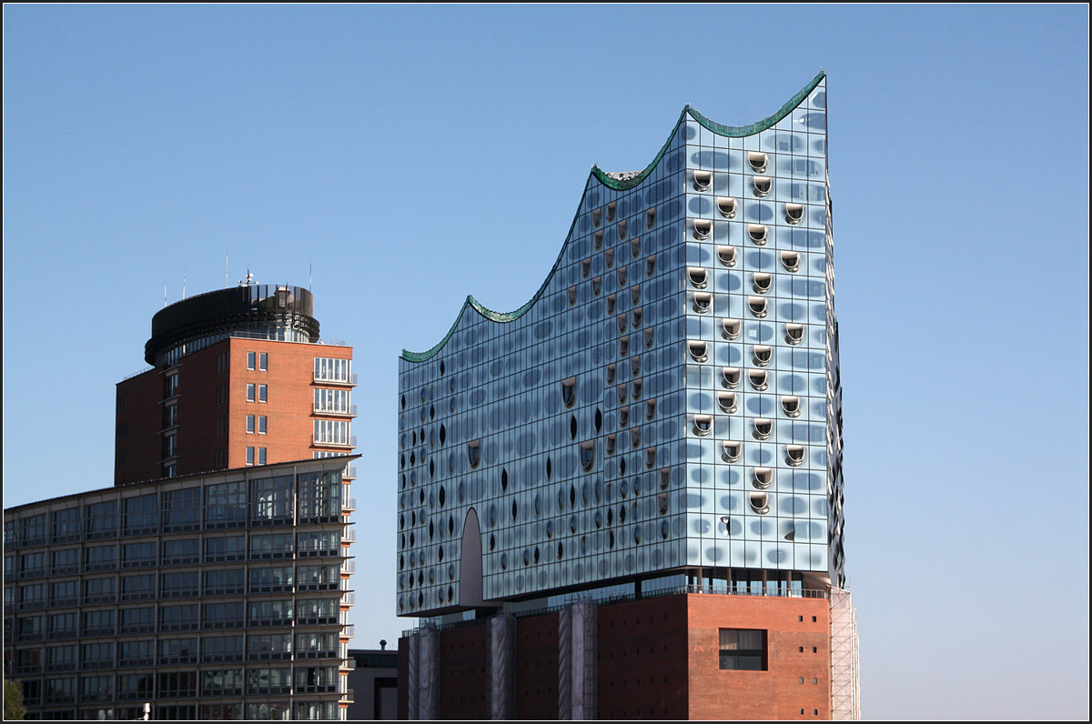 . Draufgesetzt -

Die Elbphilharmonie wurde auf ein vorhandenes Speichergebude gesetzt. Von diesem sind allerdings nur noch die Fassaden vorhanden. Innen wurde ein Parkhaus eingebaut.

Hamburg, 10.10.2015 (M)