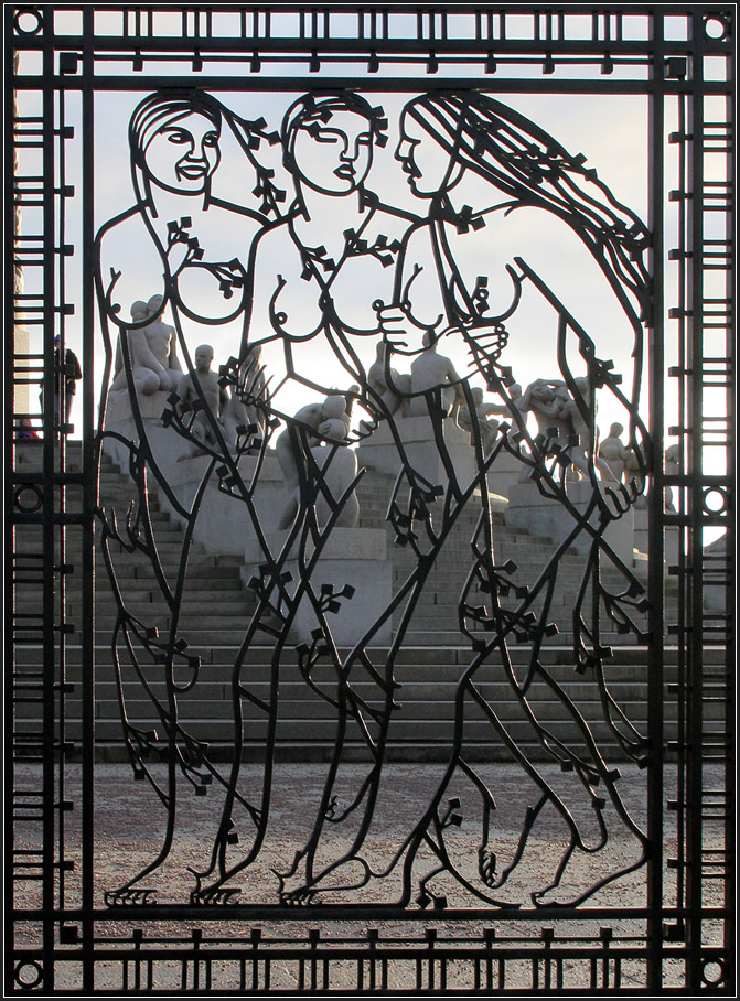 . Drei Frauen - 

Auf der anderen Seite des Monolitten findet sich dieses Tor mit den drei Frauen.

Oslo, Vigeland-Anlage, 29.12.2013 (Matthias)