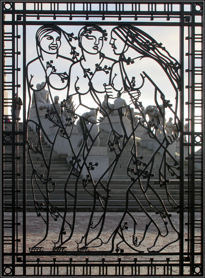 . Drei Frauen - 

Auf der anderen Seite des Monolitten findet sich dieses Tor mit den drei Frauen.

Oslo, Vigeland-Anlage, 29.12.2013 (Matthias)