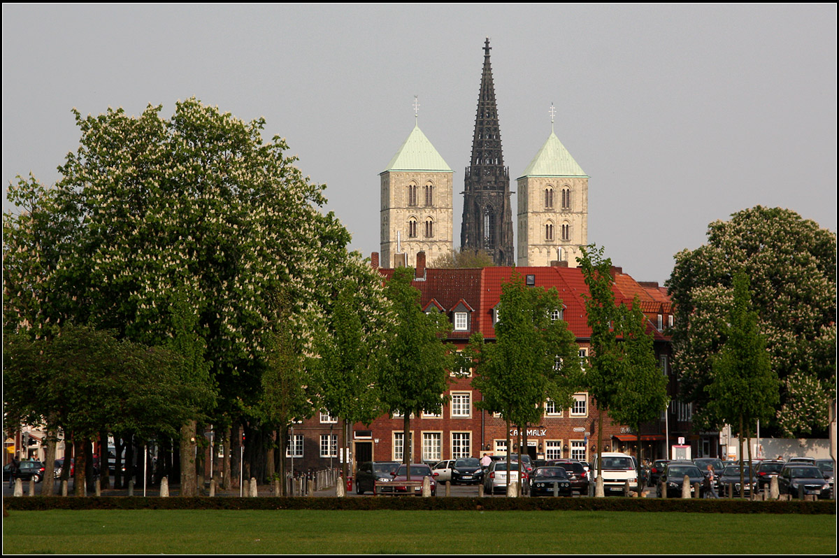 . Drei Kirchtrme zu Mnster -

Die beiden Domtrme neben den etwas hhren Turm der Lambertkirche in ihre Mitte. Der Fotostandpunkt war vor dem Schloss.

24.05.2014 (Matthias)