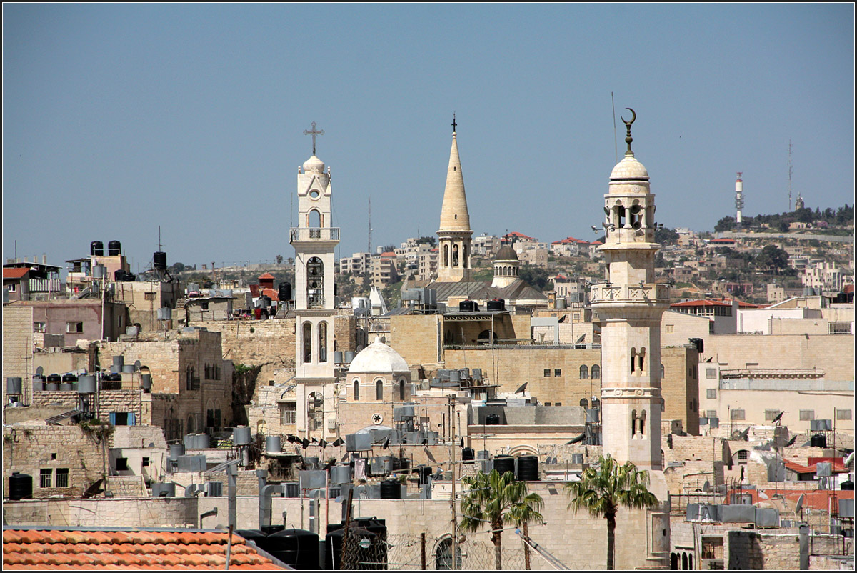 . Drei Trme in Bethlehem -

Links der Turm der Virgin Mary Syrian Church, dann der Kegelturm der Evangelisch-Lutherische Weihnachtskirche und rechts das Minarett der Omar Moschee.

27.03.2014 (Matthias)