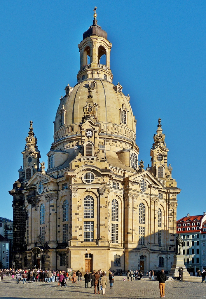 . Dresden - Die Frauenkirche (ursprnglich Kirche Unserer Lieben Frauen – der Name bezieht sich auf die Heilige Maria) ist eine evangelisch-lutherische Kirche des Barocks und der prgende Monumentalbau des Dresdner Neumarkts. Sie gilt als prachtvolles Zeugnis des protestantischen Sakralbaus und verfgt ber eine der grten steinernen Kirchenkuppeln nrdlich der Alpen.

Die Dresdner Frauenkirche wurde von 1726 bis 1743 nach einem Entwurf von George Bhr erbaut. Im Luftkrieg des Zweiten Weltkriegs wurde sie whrend der Luftangriffe auf Dresden in der Nacht vom 13. zum 14. Februar 1945 durch den in Dresden wtenden Feuersturm schwer beschdigt und strzte am Morgen des 15. Februar ausgebrannt in sich zusammen. In der DDR blieb ihre Ruine erhalten und diente als Mahnmal gegen Krieg und Zerstrung. Nach der Wende begann 1994 der 2005 abgeschlossene Wiederaufbau, den Frdervereine und Spender aus aller Welt finanzieren halfen.

Am 30. Oktober 2005 fand in der Frauenkirche ein Weihegottesdienst und Festakt statt. Aus dem Mahnmal gegen den Krieg soll nun ein Symbol der Vershnung werden. 28.12.2012 (Jeanny) 