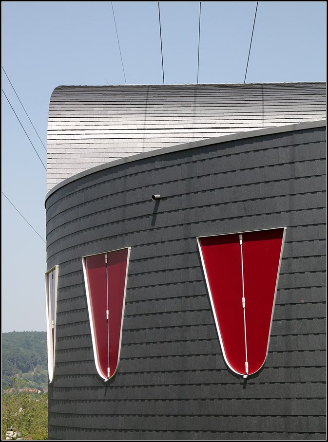 . Duale Hochschule Lrrach -

Die parabelfrmigen Fenster bzw. Wandffnungen sind im Werk von LRO-Architekten das erste Mal an der Sporthalle der Hauptschule in Ostfildern-Scharnhauser Park aufgetaucht. Hier in Lrrach stehen diese Fenster allerdings auf dem Kopf. Im geffneten Zustand sind die Lden blau.

18.06.2013 (Matthias) 