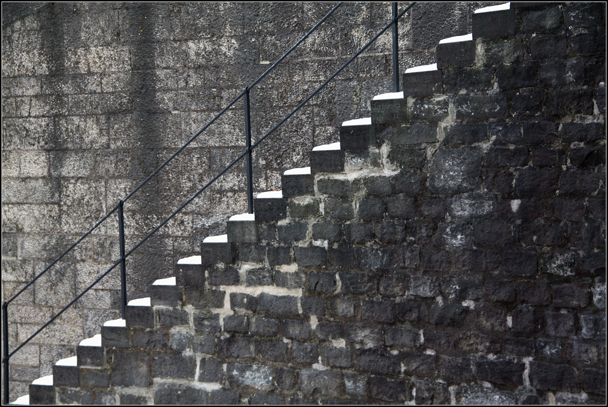 . Dunkel Mauer, schneebedeckte Stufen -

Motiv am Alten Zeughaus im Rosenbhl in Schwbisch Hall.

22.01.2017 (M) 