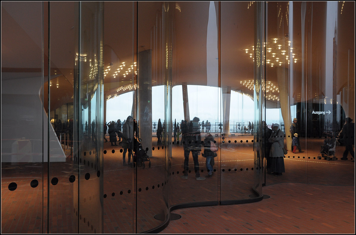 . Durchblick -

Blick von der Terrasse auf der Nordseite durch die wellenfrmigen Glaswnde durch die Plaza zur gegenberliegenden Terrasse.

Hamburg, Elbphilharmonie, 03.01.2017 (J)