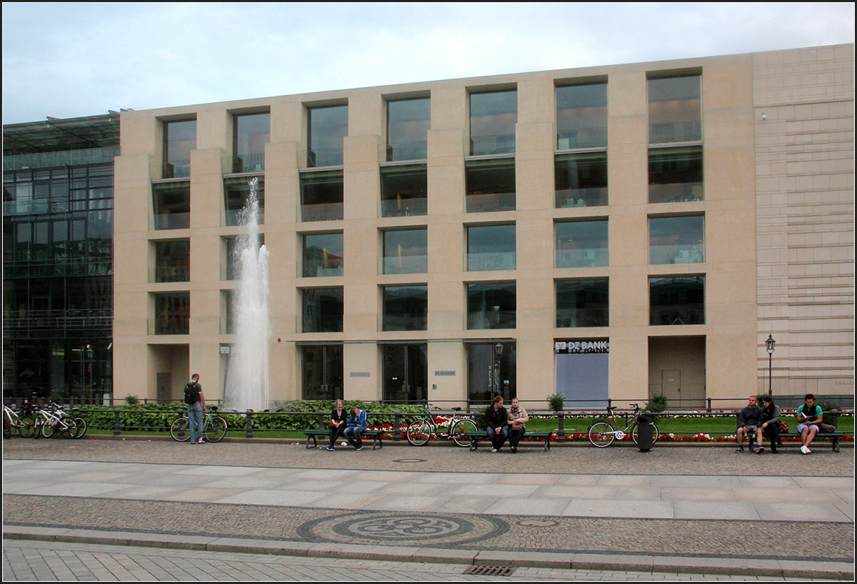 . DZ-Bank-Gebude in Berlin -

In Berlin an der Sdseite des Pariser Platzes liegt die DZ-Bank zwischen der Akademie der Knster von Gnter Behnisch und der Amerikanischen Botschaft. Die Sandsteinfassade ist hier eher zurckhaltend. Architekt war der Amerikaner Frank O. Gehry, Fertigstellung: 2001

Weitere Bilder:
http://architektur.startbilder.de/name/galerie/kategorie/architekten~verschiedene~2001-dz-bank-berlin.html

August 2011 (Matthias)