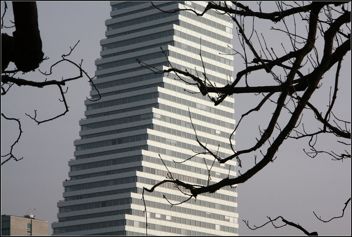 . Eher banal -

...wirkt die Band-Fassade des Roche-Towers in Basel.

15.03.2016 (M)