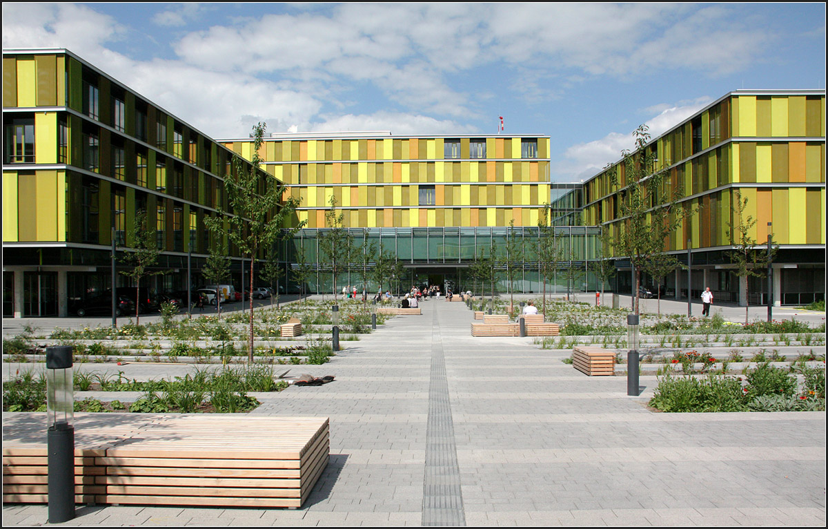 . Eigenartige Farben -

Neubau Rems-Murr-Kliniken in Winnenden. Das neue Krankenhaus ersetzt die beiden Kreiskrankenhuser in Backnang und Waiblingen. Architekten: Hascher und Jehle (Berlin), Fertigstellung: 2014.

Zahlreiche Bilder:
http://architektur.startbilder.de/name/galerie/kategorie/bauwerke~bauten-fuer-gesundheit-und-soziales~kliniken-krankenhaeuser.html

21.08.2014 (Matthias)