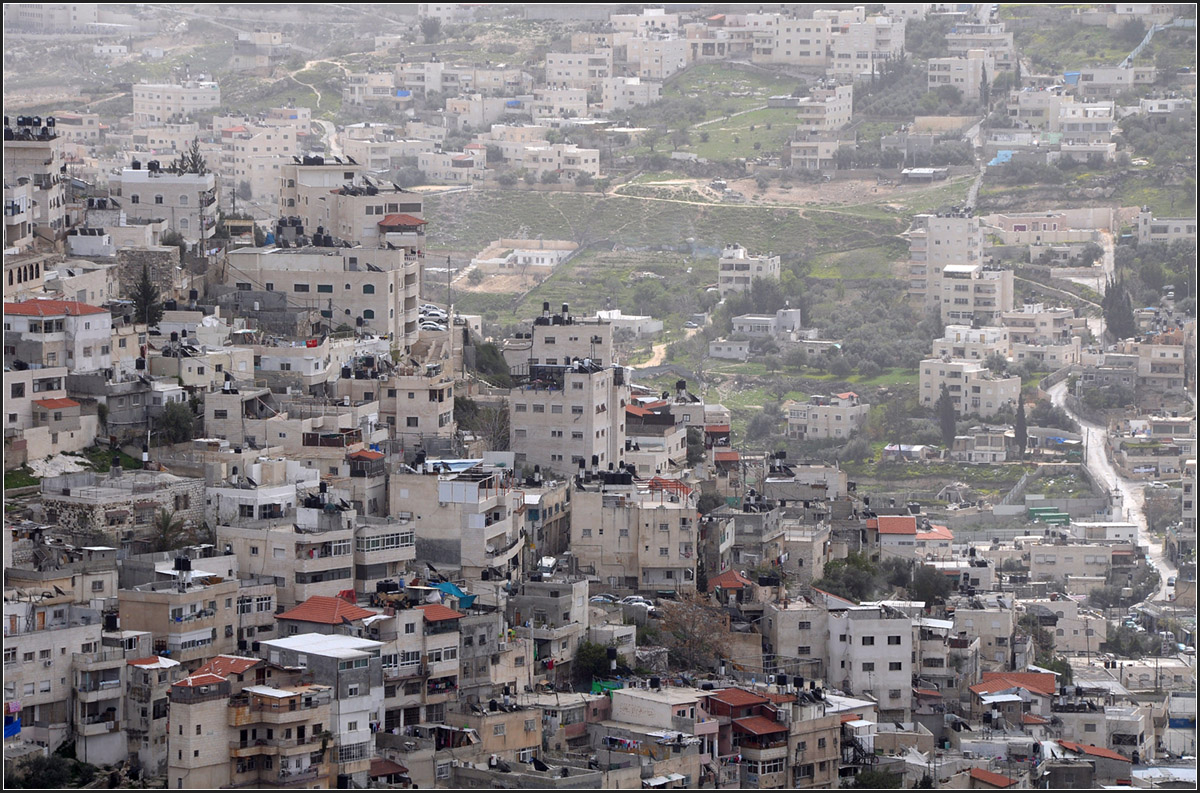 . Eigene sthetik - 

Blick ins Kidrontal mit palstinensischen Wohngebieten unterhalb der Jerusalemer Altstadt.

18.03.2014 (Matthias)