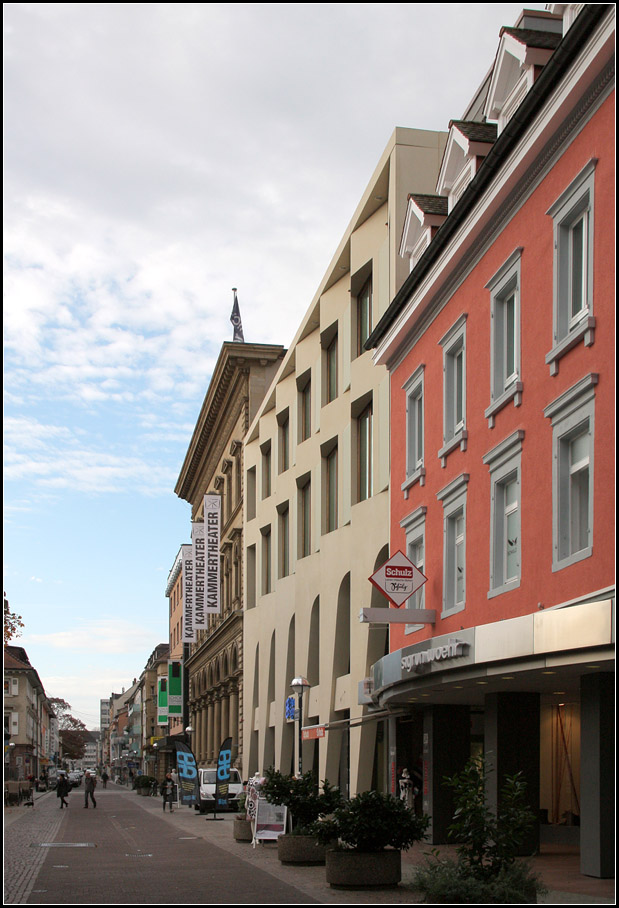 . Eigenwillige Fassade - 

Geschftshaus Herrenstrae, Schrgansicht von der Strae. 26.10.2013 (Matthias)