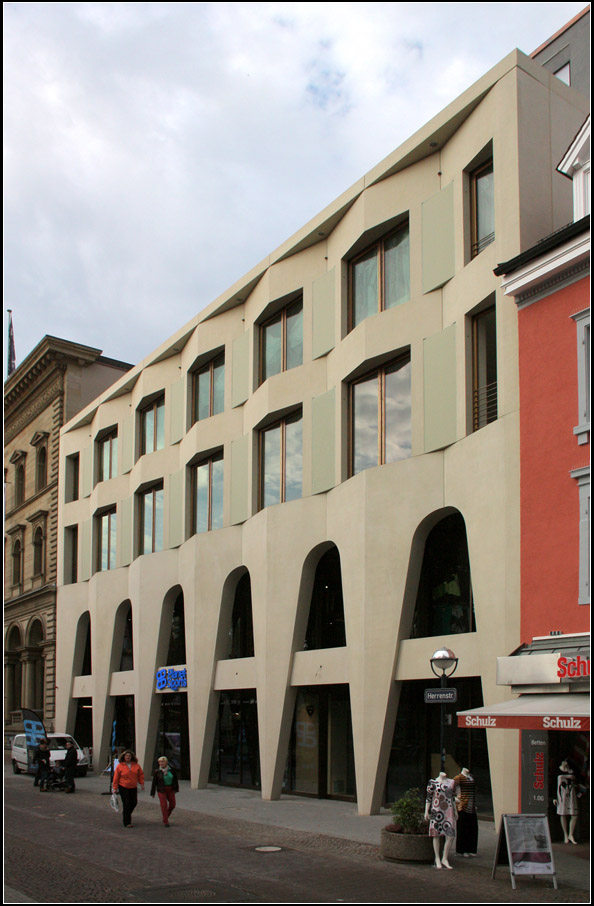 . Eigenwillige Fassade - 

Geschftshaus Herrenstrae in Karlsruhe. 26.10.2013 (Matthias)