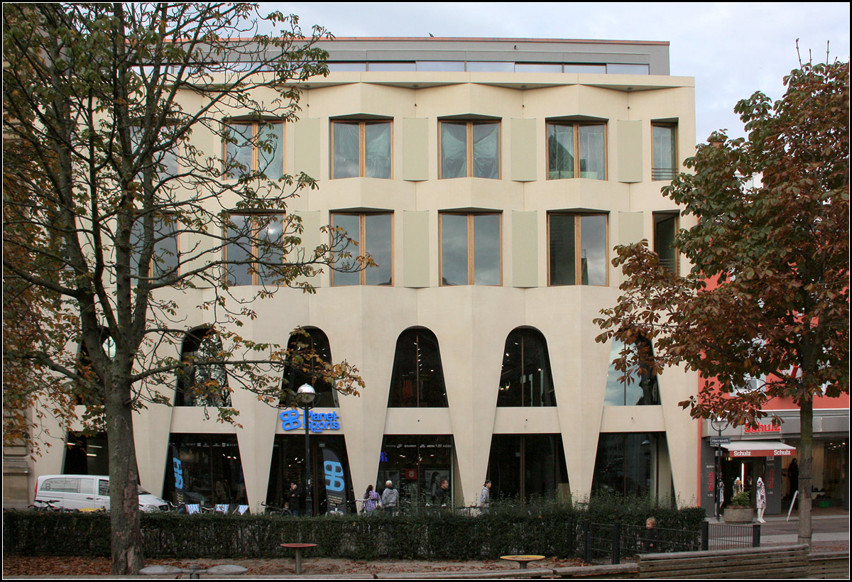 . Eigenwillige Fassade - 

Geschftshaus in der Herrenstrae im Zentrum von Karlsruhe der Architekten Lederer, Ragnarsdottir, Oei, Fertigstellung: 2013. Die parabellfrmige Bgen sind typisch fr die Architekten. 

http://www.archlro.de/de/projects/projects-office-building/wohn-buro-und-geschaftshaus-karlsruhe?order=years

26.10.2013 (Matthias)