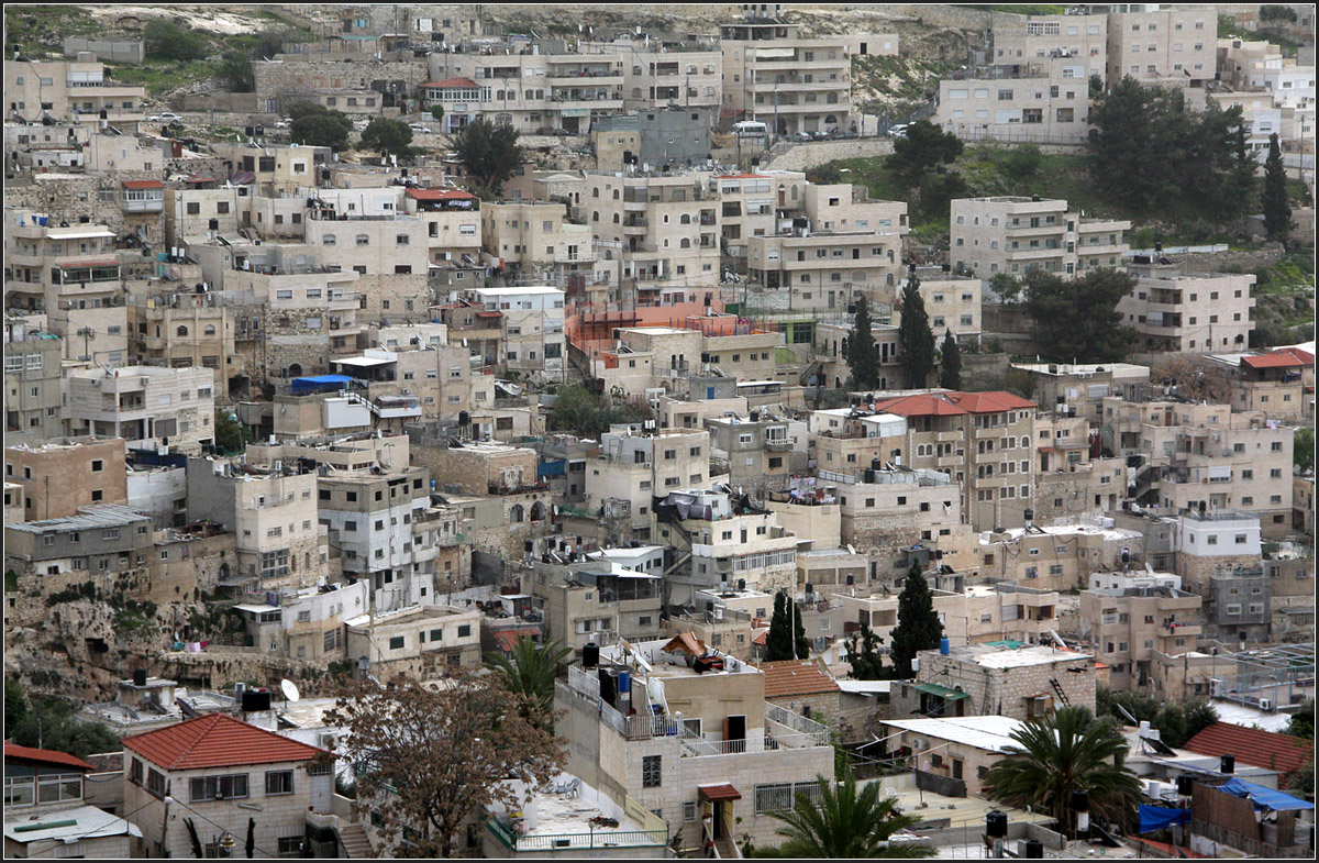 . Eigne sthetik -

Palstinensisches Wohngebiet am Hang des Kidrontales in Ostjerusalem.

18.03.2014 (Matthias)