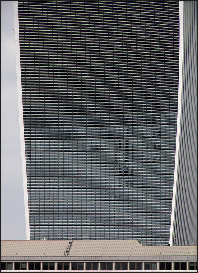 . Ein aktuelle Bausnde in London -

Das sogenannte Walk-Talkie (offiziell 20 Fenchurch Street) in der City des  Architekten Rafael Violy aus Uruguay; Fertigstellung war 2014. Die gekrmmte Fassade wirkte als Brennglas und lie Kunststoff an geparkten Autos schmelzen. Lamellen bieten da wohl eine Abhilfe. 

29.06.2015 (M)