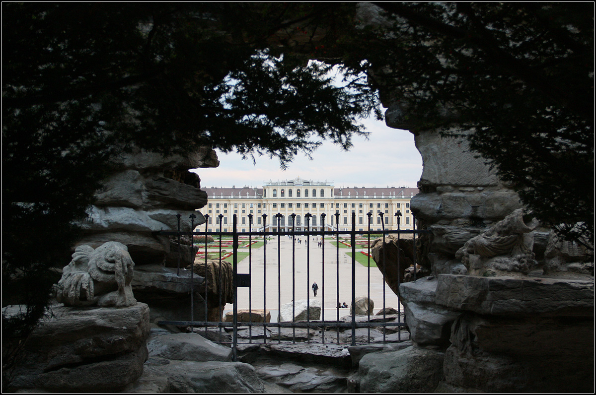 . Ein Durchblick zum Schloss -

Irgendwie erinnert mich die ffnung an den Umriss von Deutschland. Neptunbrunnen, Schloss Schnbrunn in Wien.

04.10.2016 (M)