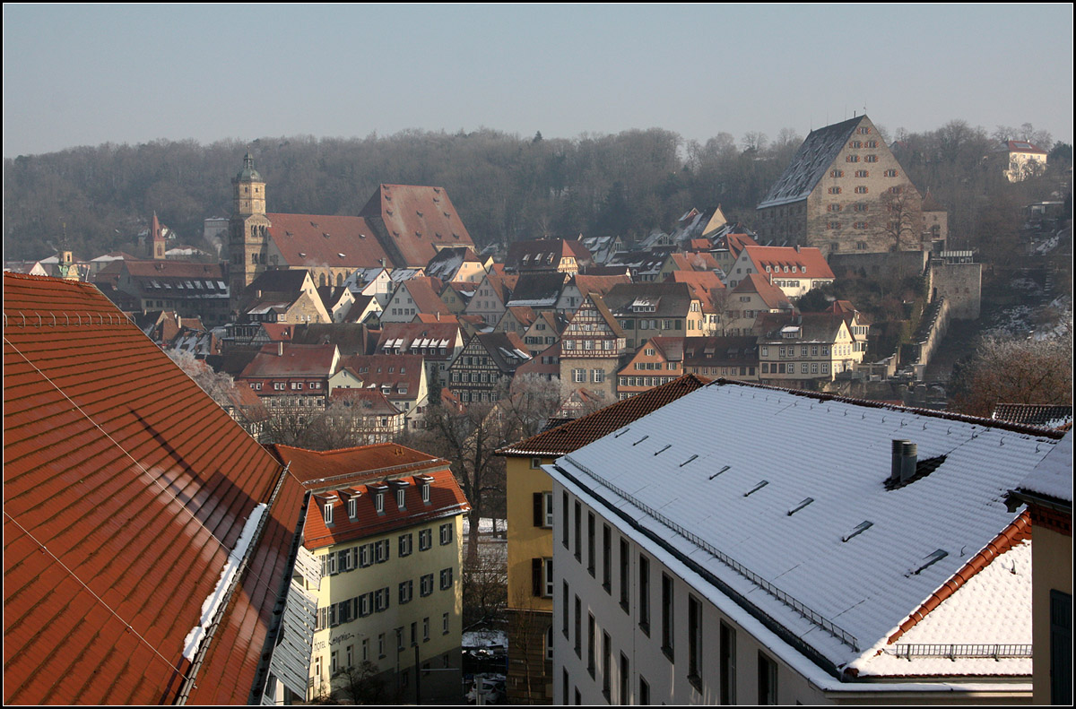 . Ein erster Eindruck -

Kommt man mit der Bahn in Schwbisch Hall berquert man zunchst einen Fugngersteg und hat dann diese Ausblick ber die Altstadt. Links die Michaelskirche, rechts oben der Neubau.

22.01.2017 (M)