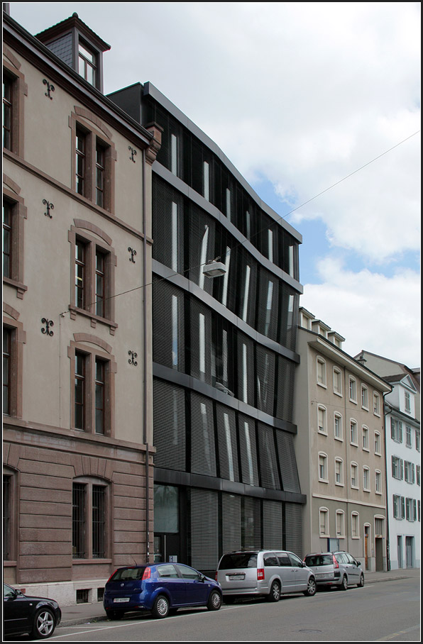 . Ein Haus mit groer Delle -

Brohaus in der Basler Spitalstrae von Morger & Degolo Architekten, fertiggestellt 2004.

http://architektur.startbilder.de/name/galerie/kategorie/architekten~verschiedene~2004-buerogebaeude-spitalstrasse-basel.html

22.06.2013 (Matthias)