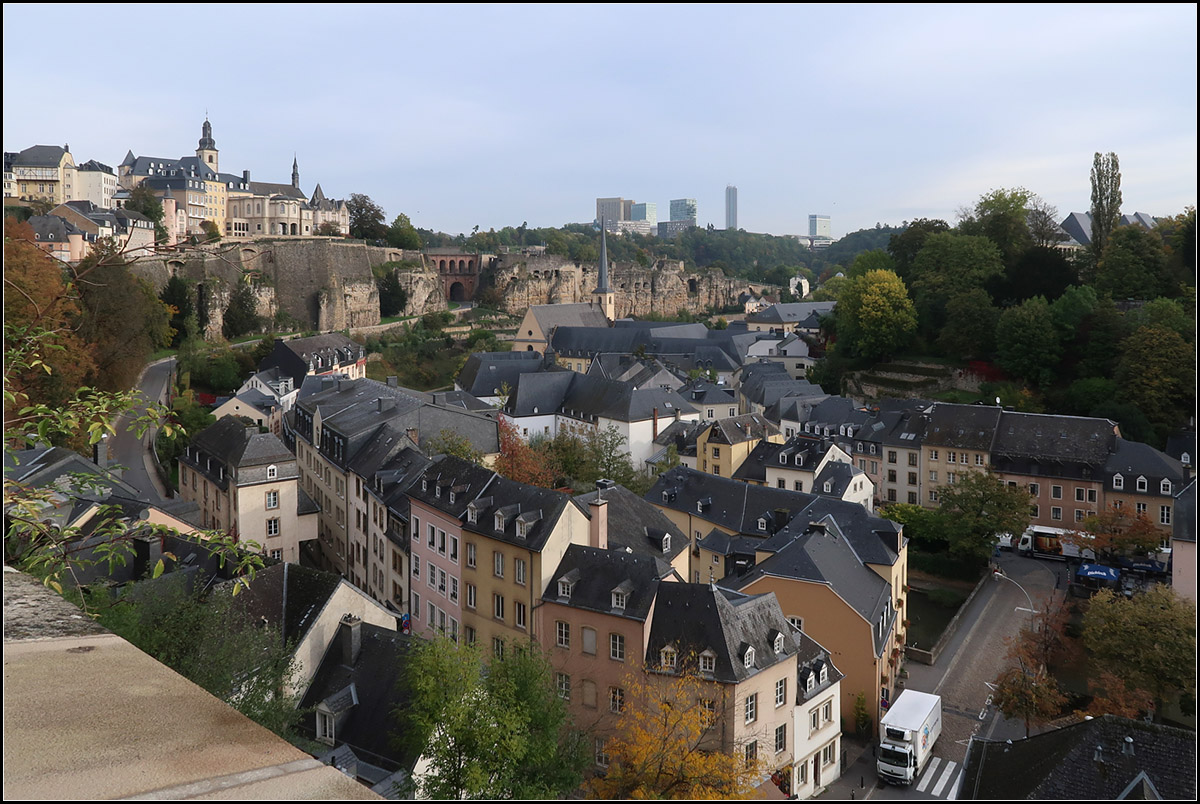 . Ein Hochhaus-Cluster ber der schnen alten Stadt -

Blick auf das Luxemburg von heute. Im Tal der Alzette der Stadteil Grund, links oben die Oberstadt und ber dem Bockfelsen die neuzeitlichen Hochhuser im Stadtteil Kirchberg.

04.10.2017 (M)