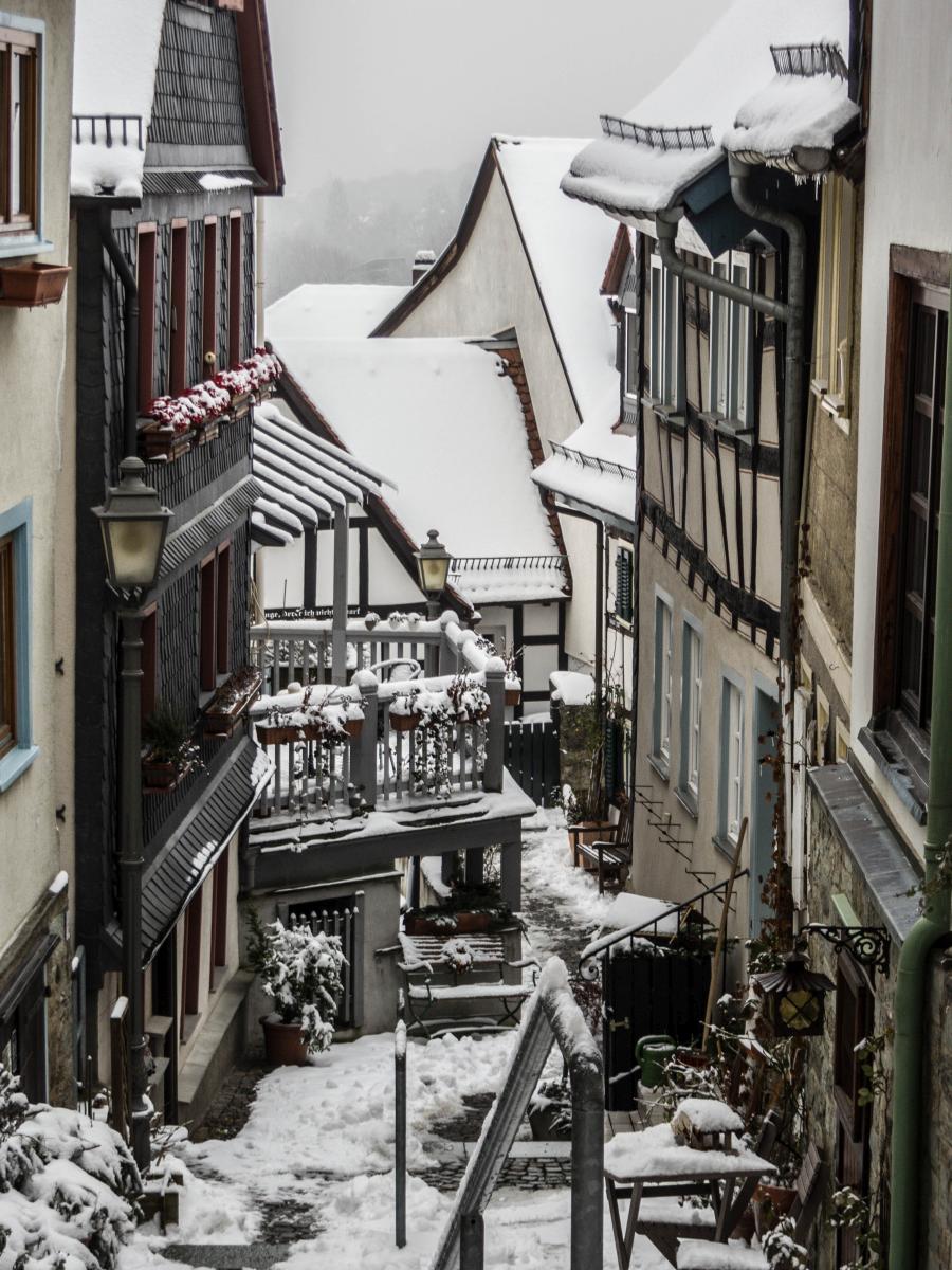  Ein kleiner Gehweg (Kleine Mauerstr.) in Kronberg. Aufnahmedatum: 21.01.2013