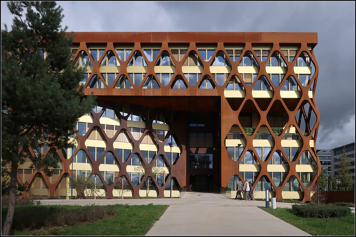 . Ein rostiger Gitterrost -

... vor der eigentlichen Fassade am KPMG-Gebude im Stadtteil Luxemburg-Kirchberg. Geplant von Valentiny hvp architects (Luxemburg), Fertigstellung: 2015.

06.10.2017 (M)