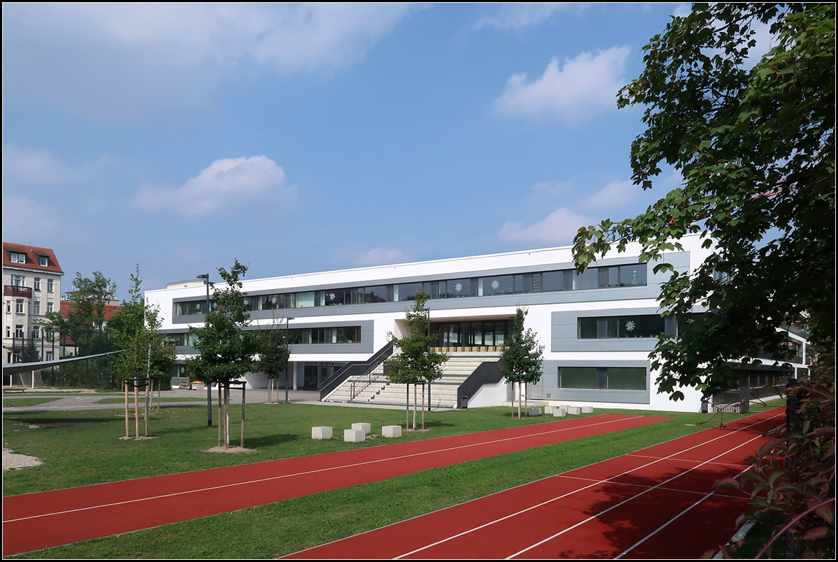 . Ein Schulneubau in Leipzig -

Die neue Schule in Luxemburg-Clausen hat mich an den Besuch an einem Schulbau in der Leipziger Sdvorstadt erinnert, die ebenfalls von JSWD Architekten geplant wurde. Die sogenannte 3. Schule wurde 2014 erffnet.

27.08.2017 (M)