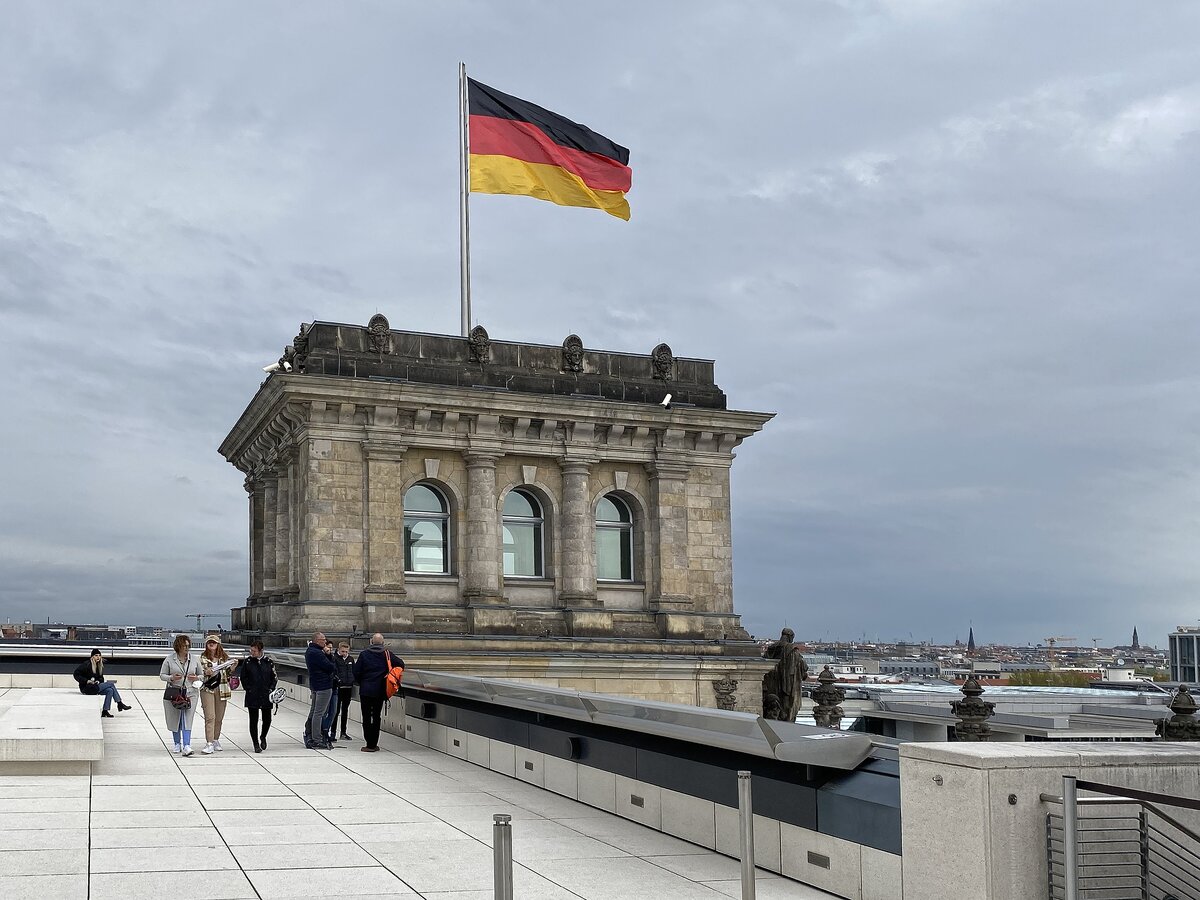  Ein weitere Turm auf den Bundestag der mit der Bundesflagge  beflaggt ist. Gesehen aus dem Aufgang der Kuppel des Reichtages am 14. April 2020.