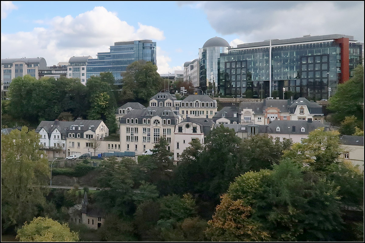 . Eine Collage -

... ist das nicht. Aber der Gegensatz zwischen der Hangbebauung des Ptrusse-Tales und den darber liegenden, meist glsernen Brogebude ist schon sehr gro. Blick vom nrdlichen Ende des Viadukts Passerelle zum Luxemburger Stadtteil Gare.

03.10.2017 (M)