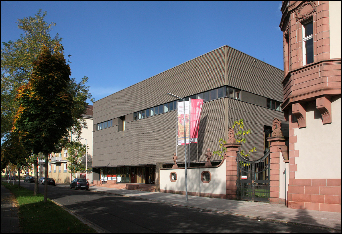 . Eine Hlle aus Steckmetall - 

Erweiterung des Gernerallandesarchiv in Karlsruhe. Architekten: Auer Weber Architekten, Fertigstellung: 2011.

Meiner Meinung nach passt das doch etwas kistenfrmige Gebude weder von der Form noch von der Materialwahl so richtig in das Straenbild.

http://www.auer-weber.de/de/projekte/details/erweiterung-generallandesarchiv-karlsruhe.html

26.10.2013 (Matthias)