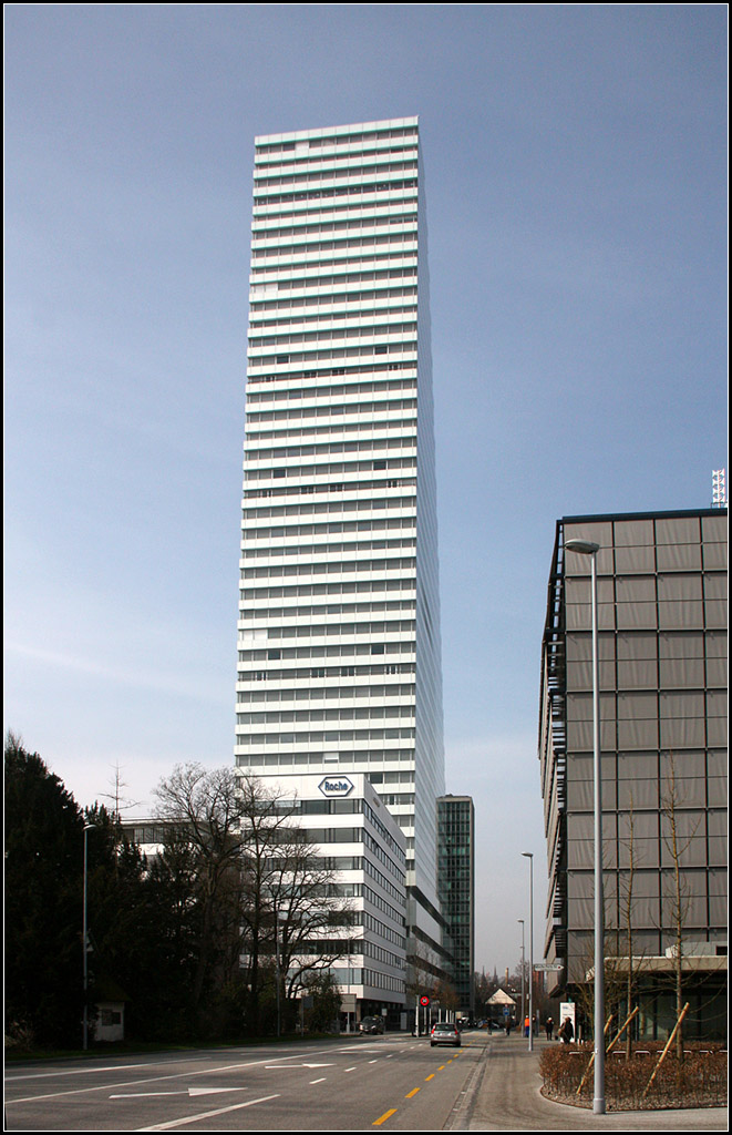 . Eine der Schmalseiten -

Die Ostfassade des Roche-Towers in Basel. Das Gebude rechts stammt ebenfalls von Herzog & de Meuron.

15.03.2016 (M)
