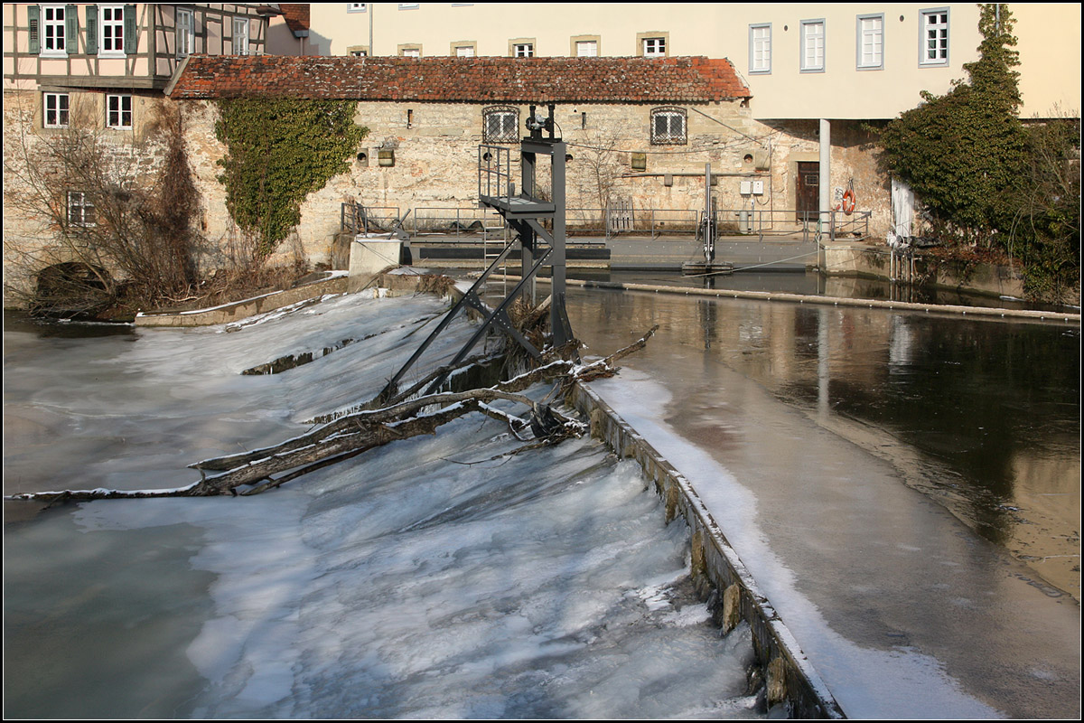 . Eis am Wehr -

Am Kocher in Schwbisch Hall, Blick von der Epinalbrcke.

22.01.2016 (M)