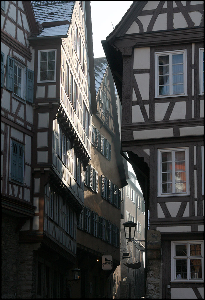 . Eng -

Die enge Untere Herrengasse zwischen nach oben auskragenden Fachwerkhusern in der Altstadt von Schwbisch Hall.

22.01.2017 (M)