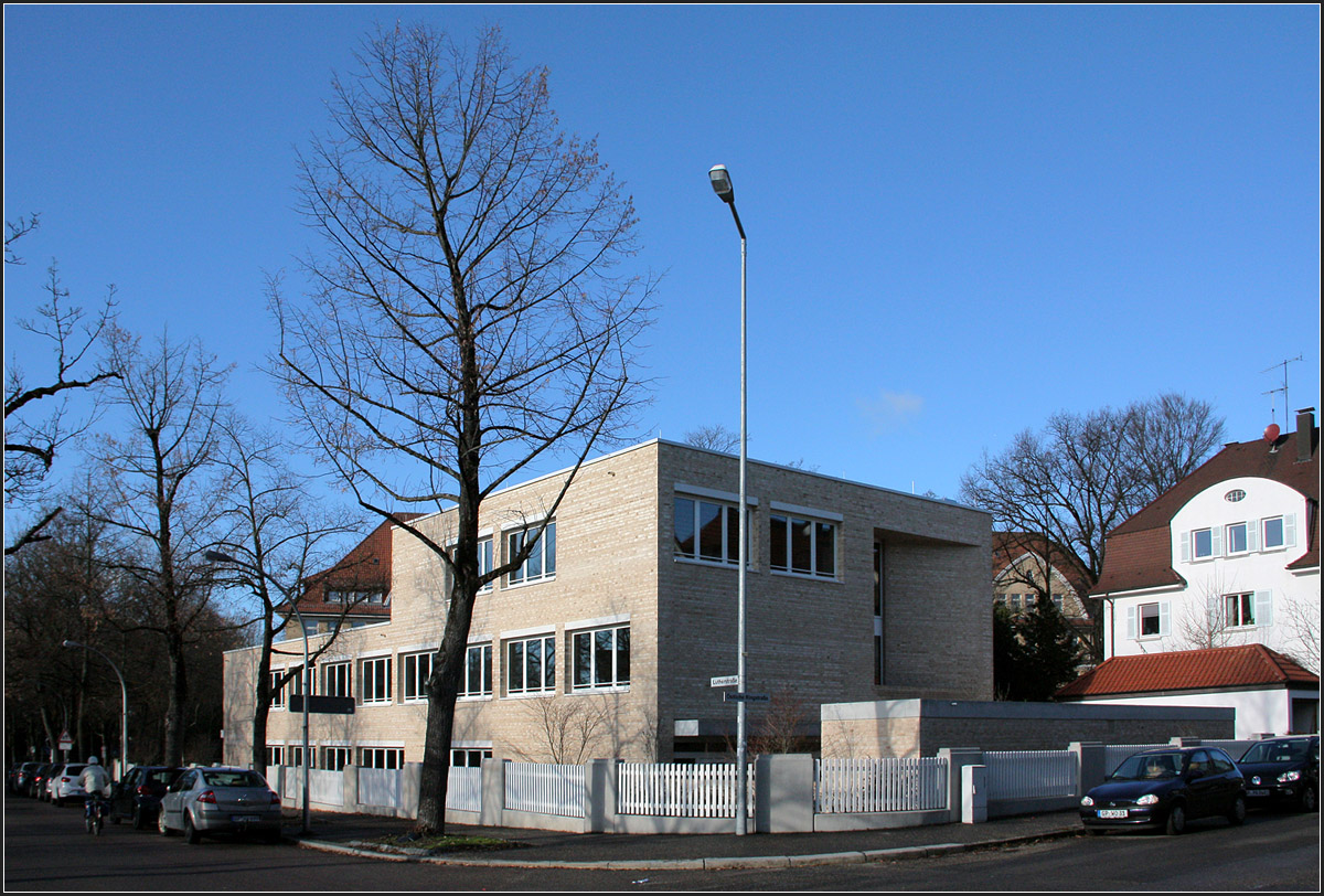 . Erweiterung Mrike-Gymnasium Gppingen -

2011 wurde die Erweiterung des Mrike-Gymnasiums fertigestellt. Der Altbau stammt vom Erbauer des Stuttgart Hauptbahnhofes Paul Bonatz. Der Erweiterungsbau ist zwei bis dreigeschossig, auen Fassade mit hellem Ziegel, im innern berwiegt Sichtbeton und Eichenholz. Architekten: Klumpp + Klumpp Architekten.

http://architektur.startbilder.de/name/galerie/kategorie/architekten~klumpp-und-klumpp-architekten-stuttgart~2011-moericke-gymnasium-goeppingen.html

02.01.2013 (Matthias)