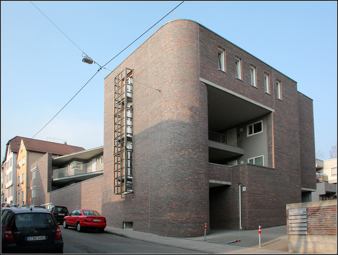 . Expressives Bauwerk -

Seniorenwohnanlage und Gemeindehaus St. Antonius in Stuttgart-Zuffenhausen. Architekten: Lederer, Ragnarsdttir, Oei, Fertigstellung: 2001.

Weitere Bilder:
http://architektur.startbilder.de/name/galerie/kategorie/architekten~lederer-ragnarsdttir-oei~2001-gemeindehaus-und-seniorenwohnen-s-zuffenhausen.html

04.04.2013 (Matthias)