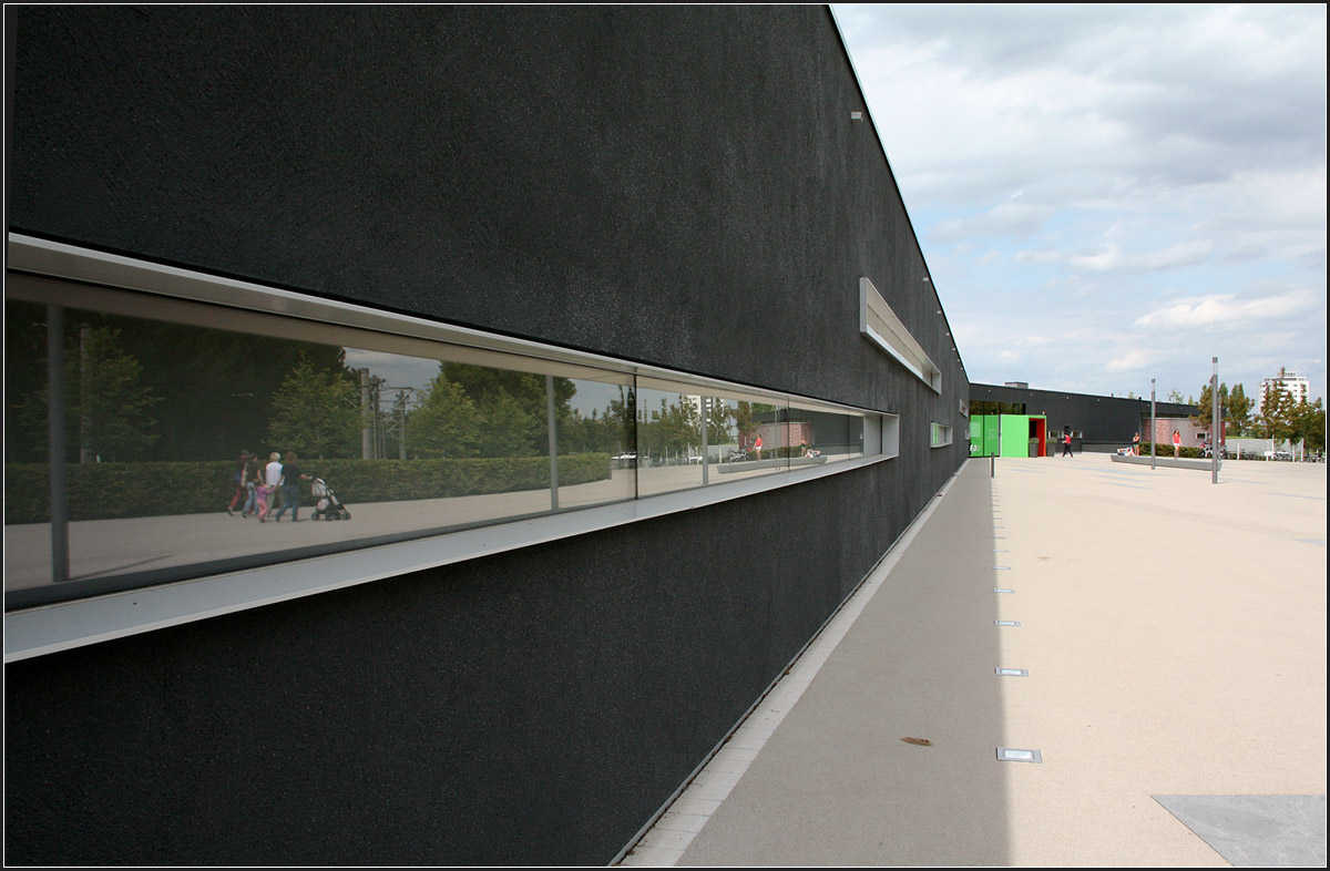 . Familien- und Freizeitbad F.3 in Fellbach -

Lange Fensterbnder entlang der dunklen Fassade.

22.08.2014 (Matthias)