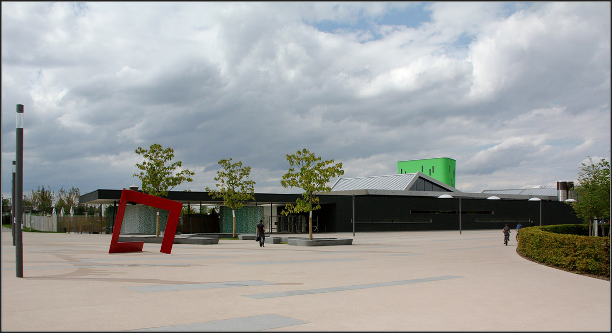 . Familien- und Freizeitbad F.3 in Fellbach -

Von der Stadtseite her gesehen ein sehr flacher dunkler Bau mit dem grnen Turm als Akzent.

22.08.2014 (Matthias)