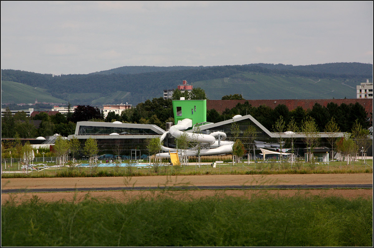 . Familien- und Freizeitbad F.3 in Fellbach -

Blick von den Feldern westlich von Fellbach auf das neue Freizeitbad. Markant der grne Rutschturm. Das Dach ist gefaltet. 
Geplant von 4a Architekten, 2013 erffnet.

Mehr Bilder:
http://architektur.startbilder.de/name/galerie/kategorie/architekten~verschiedene~2013-familien-und-freizeitbad-fellbach.html

22.08.2014 (Matthias)