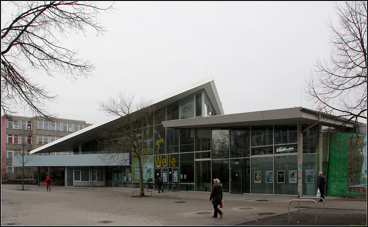 . Fremdkrper -

Hallenbad Grnauer Welle in der Trabantenstadt Leipzig-Grnau. Geplant wurde das Gebude von Behnisch-Behnisch und Partner und 1999 fertiggestellt.

In der orthogonalen Struktur empfinde ich das Gebude mit seiner freien Form und seiner vielen Schrgen eher als Fremdkrper, der das Umfeld abwertet. Hier wre wohl ein Gebude besser gewesen, das die rechten Winkel der Umgebung aufgenommen htte. Der zweite Preis im Wettbewerb von Auer und Weber wre mehr darauf eingegangen. Das gebaute Hallenbad ist fr sich genommen schon ein sehr schnes Bauwerk insbesondere von der rumlichen Vielfalt im Innern, es bruchte aber um sich herum aber mehr Grnraum.

http://behnisch.com/projects/45

03.02.2014 (Matthias)