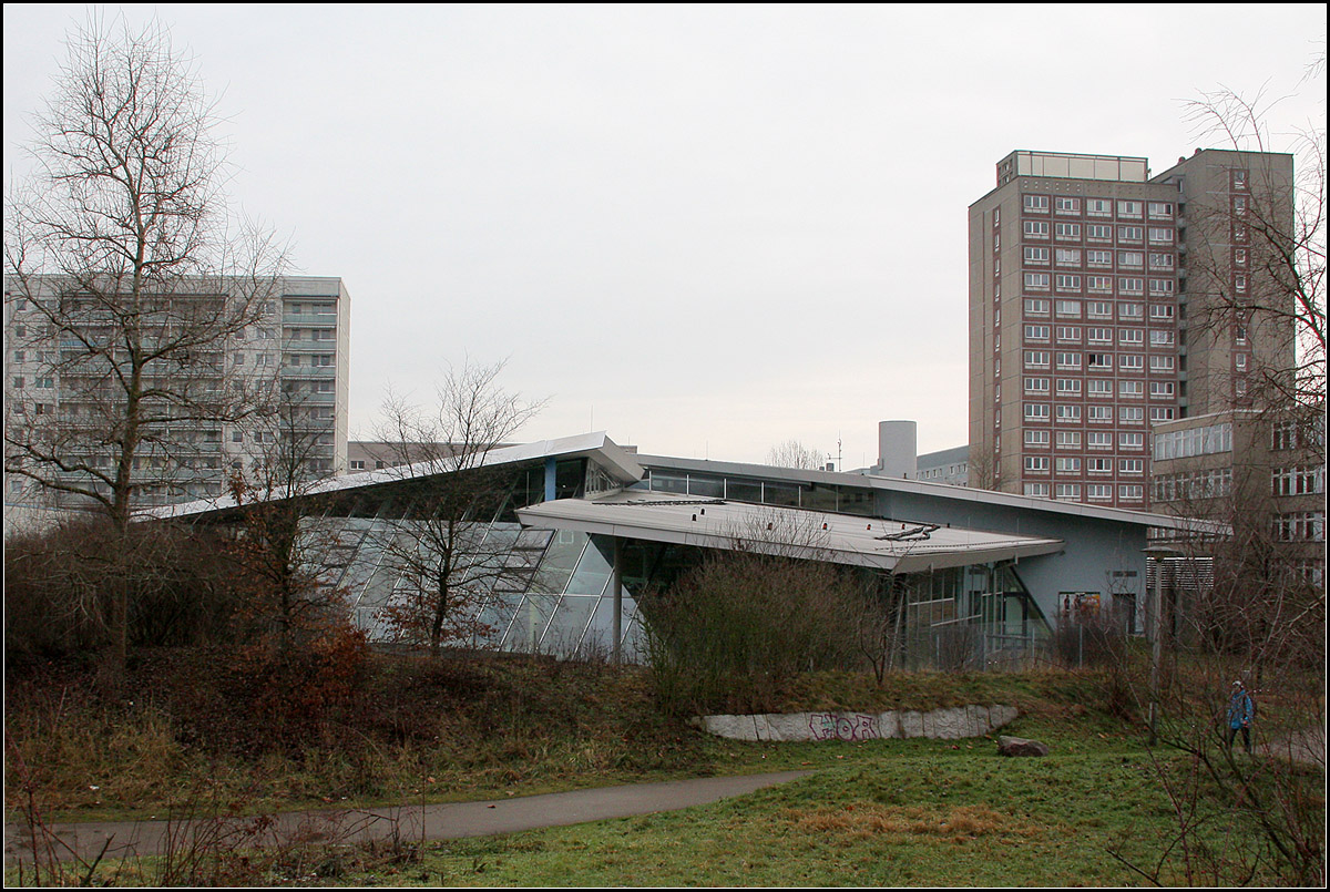 . Fremdkrper -

Hallenbad in Leipzig-Grnau von Behnisch Architekten. Ansicht von Westen. Leider war das Licht bei unserem Besuch dort nicht ganz so ideal.

03.02.2014 (Matthias)