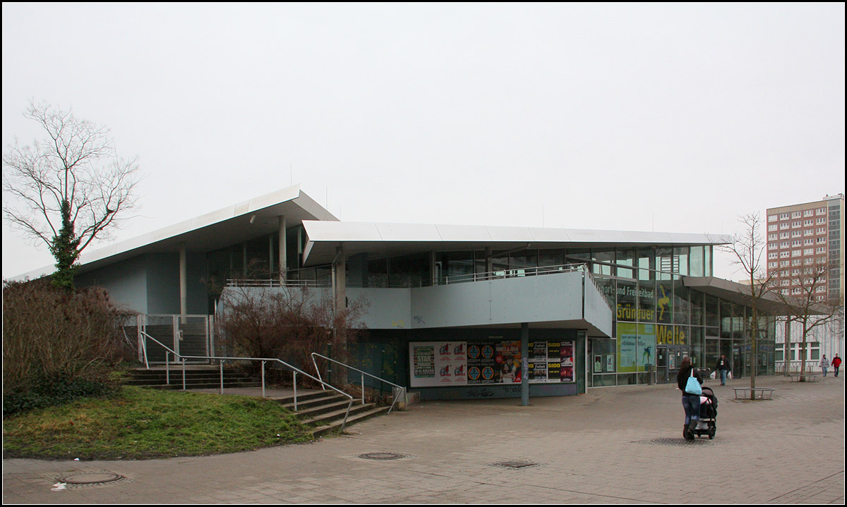 . Fremdkrper -

Hallenbad in Leipzig-Grnau von Behnisch Architekten. Ansicht von Sdosten.

03.02.2014 (Matthias)