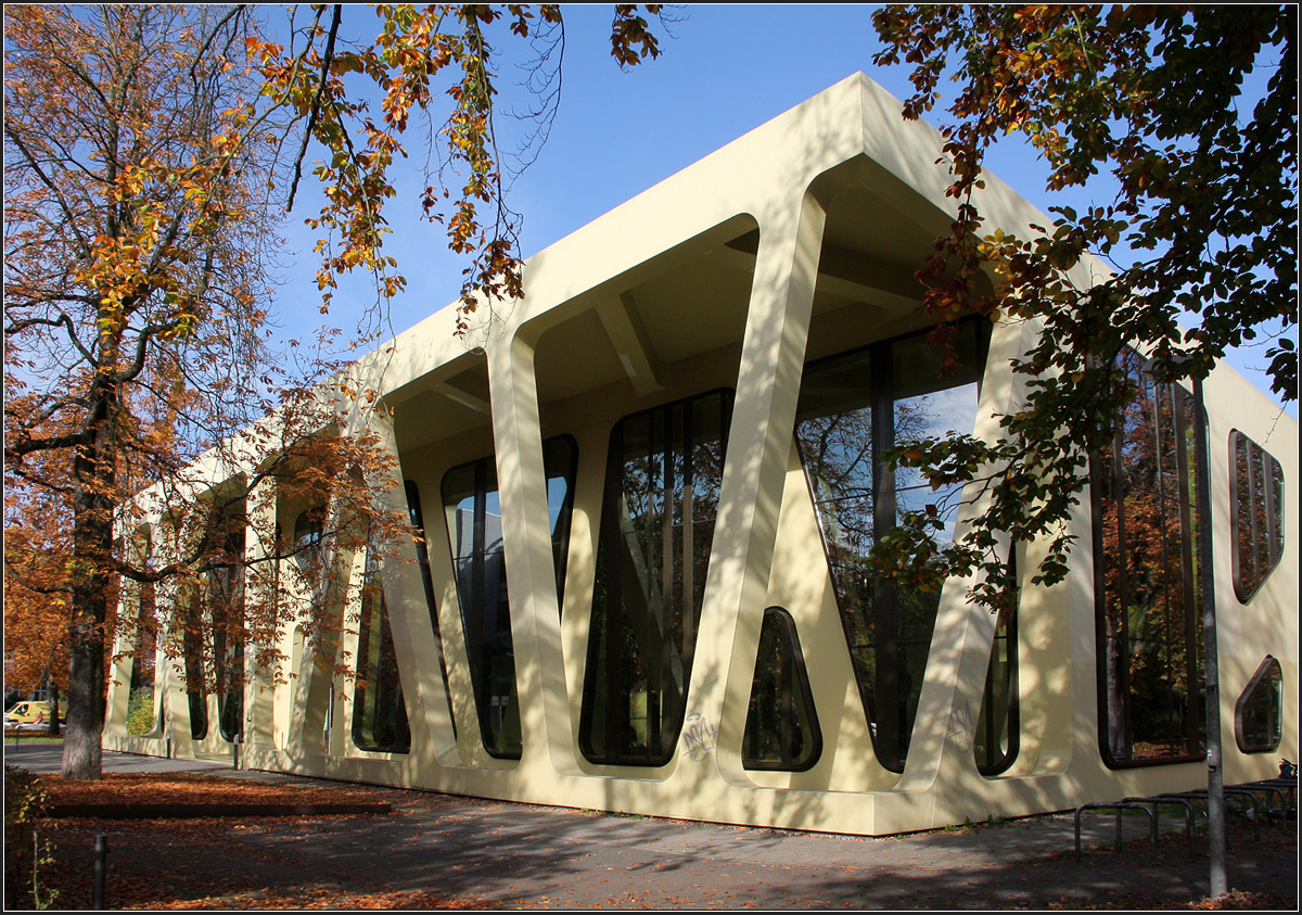 . Futuristisch -

Mensa der Uni Karlsruhe, Architekt: Jrgen Mayer H., Fertigstellung: 2006.

http://www.jmayerh.de/14-0-Mensa-Moltke.html

26.10.2013 (Matthias)