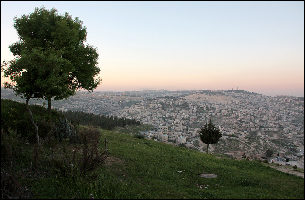 . Ganz schn hgelig -

Blick ber das Kidrontal hinber zum lberg und zur Altstadt von Jerusalem. Die Stadteile an den Berghngen gehren zum arabischen Ostjerusalem. Das Kidrontal entwssert nach Osten in Richtung Jordantal.

27.03.2014 (Matthias)