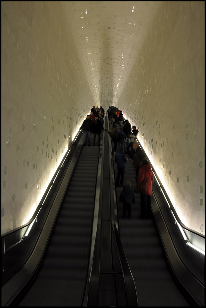 . Gekrmmte Rolltreppe -

Durch den Sockelbau der Hamburger Elbphilharmonie, dem alten Kaispeicher, fhrt eine lange, gekrmmte Rolltreppe hinauf zur ffentlichen Plaza. 

03.01.2017 (J)