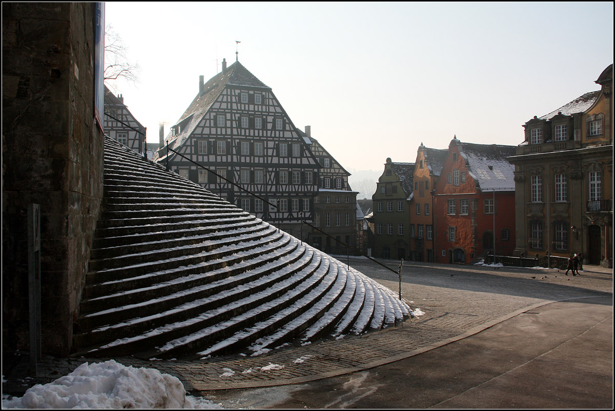 . Gerundet -

...die Treppe zur Sankt Miachelskirche am Marktplatz. Hinter der Freitreppe das Clausnitzerhaus, ein Fachwerkhaus mit breiter Giebelfront.

22.01.2017 (M)