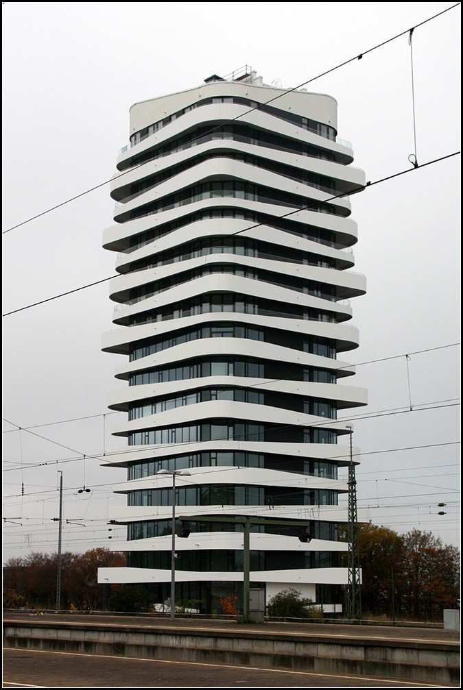 . Geschichtet -

Diese 70 Meter hohe Wohnhochhaus namens Sky in Bietigheim-Bissingen beim Bahnhof wurde krzlich fertiggestellt.

30.10.2016 (M)