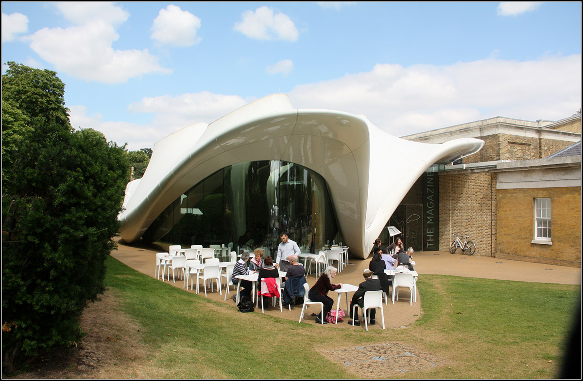 . Geschwungene Formen -

Das Restaurant der Serpentine Sackler Gallery im Londoner Hyde Park. Geplant von Zaha Hadid Architects, erffnet 2013.

23.06.2015 (M)