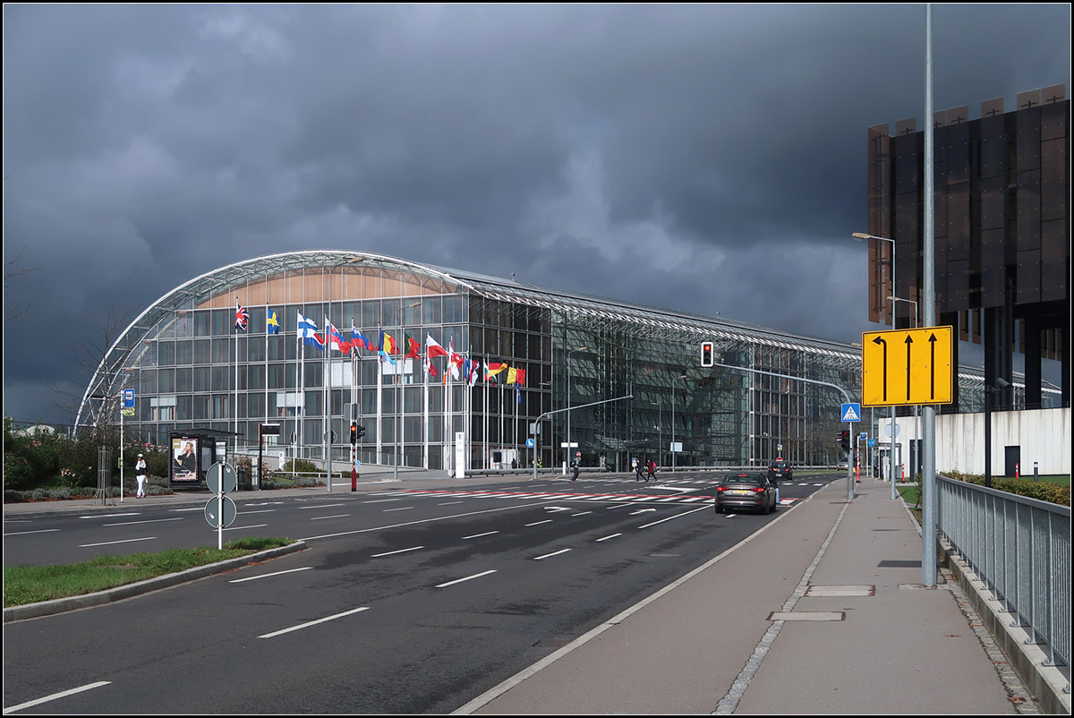 . Glsern -

... der Erweiterungsbau der Europischen Investmentbank in Luxemburg-Kirchberg. Geplant von Ingenhoven Architects aus Dsseldorf, die auch den neuen Stuttgarter Hauptbahnhof gestalten. Fertigstellung war 2008.

Rechts ragt der Neubau des Europischen Gerichtshofes ins Bild. 

06.10.2017 (M)